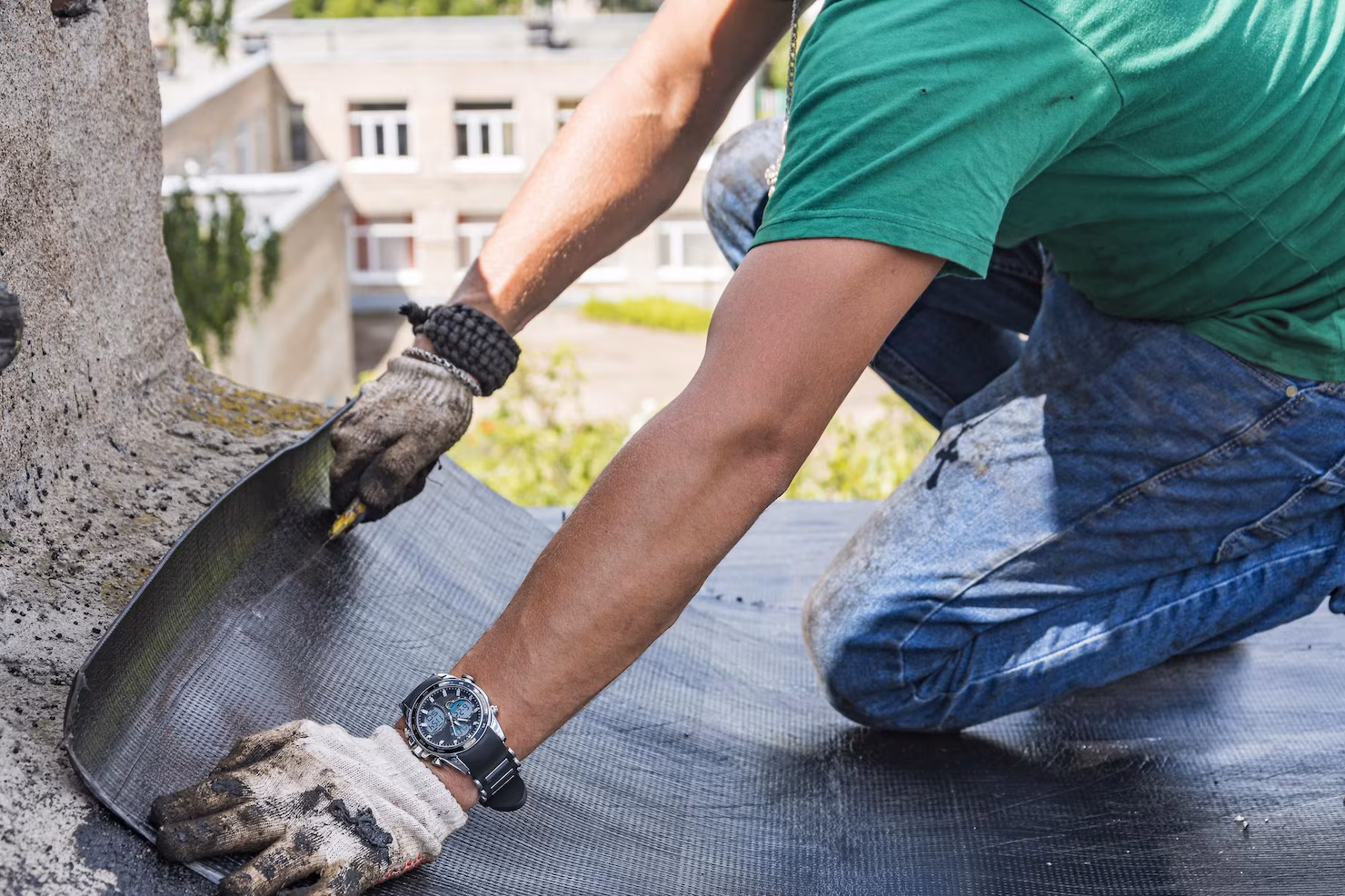 trabajador realiza revision techo edificio residencial 181624 61003